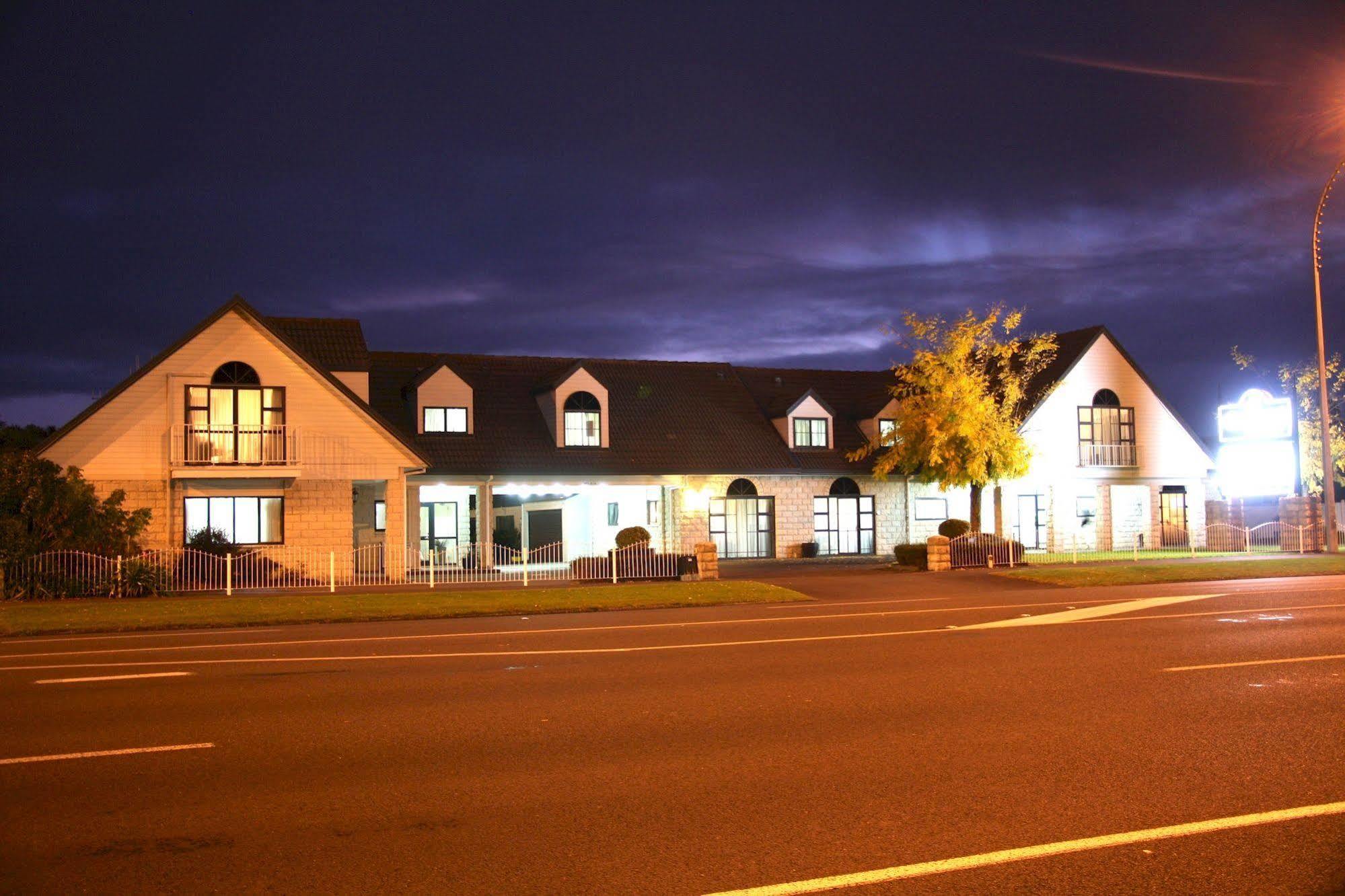 Motel Camelot On Ulster Hamilton Esterno foto
